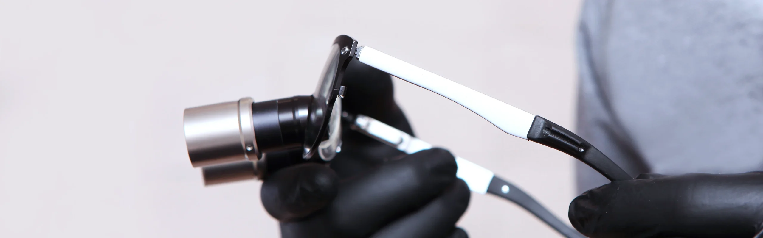 Aides optiques au cabinet de parodontologie et d'implantologie du Dr Bennani Ribet à Menton près de Monaco