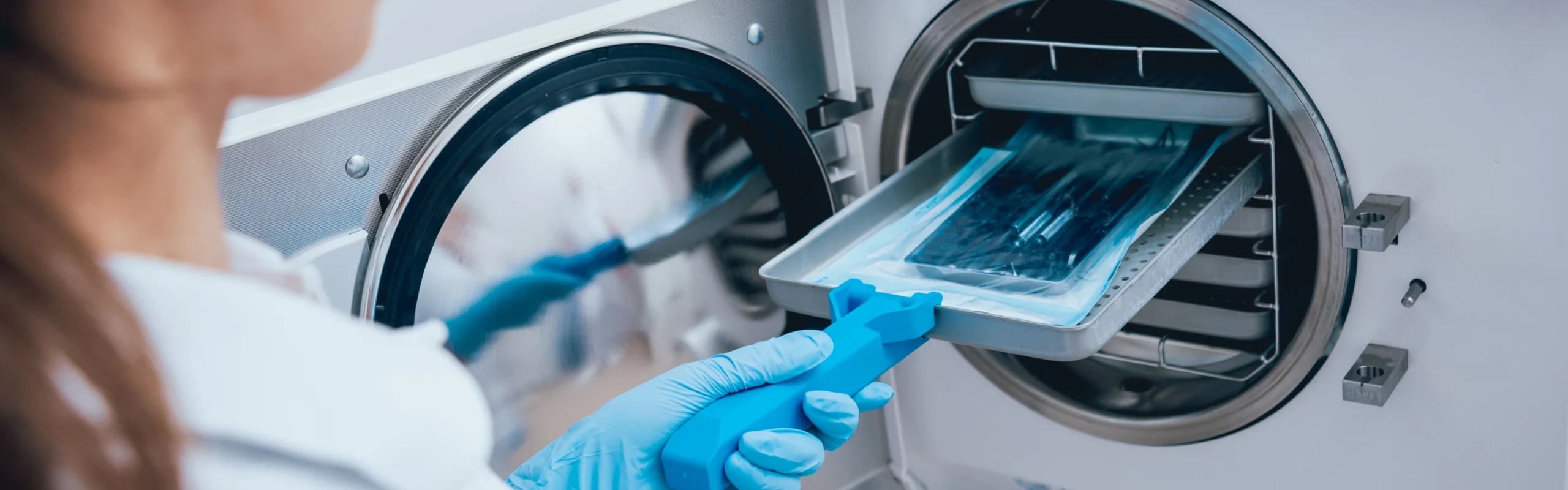 Stérilisation et traçabilité au cabinet de parodontologie et d'implantologie du Dr Bennani Ribet à Menton près de Monaco