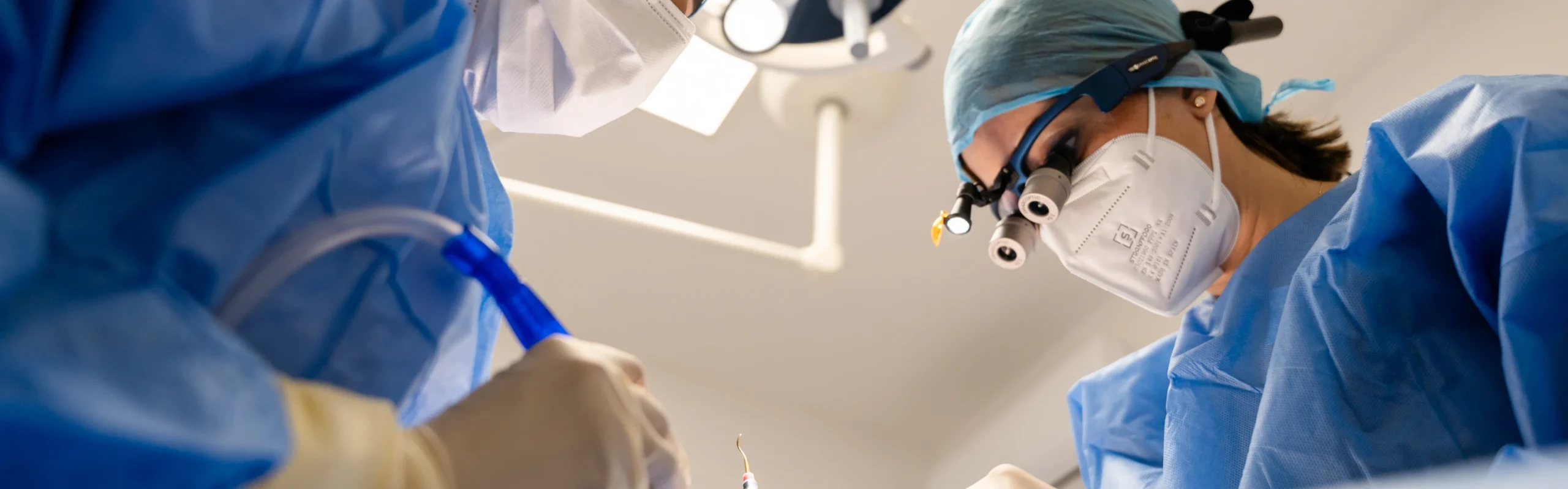 Salle de chirugie au cabinet de parodontologie et d'implantologie du Dr Bennani Ribet à Menton