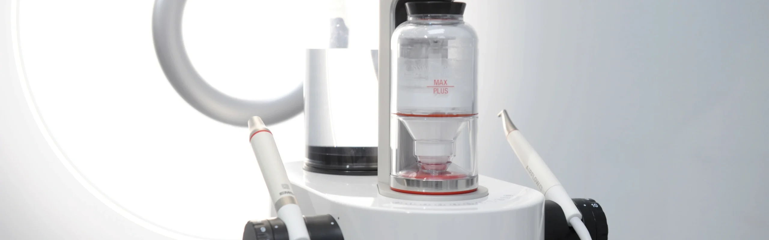 Thérapie guidée sur le biofilm au cabinet de parodontologie et d'implantologie du Dr Bennani Ribet à Menton