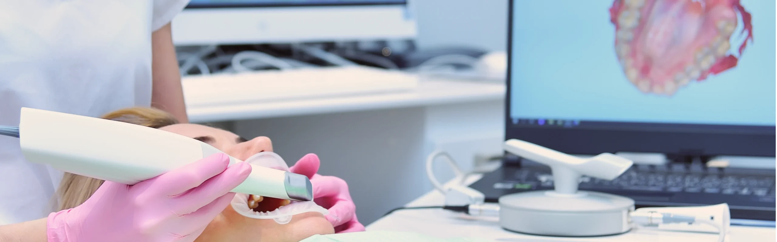 Empreinte optique au cabinet du Dr Bennani Ribet à Menton, près de Monaco